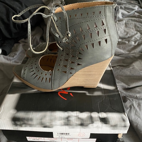 Grey wedge open toed shoes - Picture 3 of 6